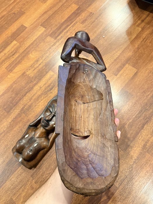 Masca africana din lemn sculptat cu insertie de os