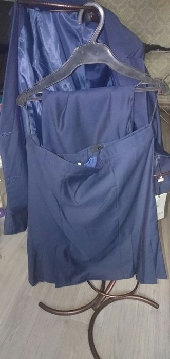 Продам школьный костюм-тройку на девочку