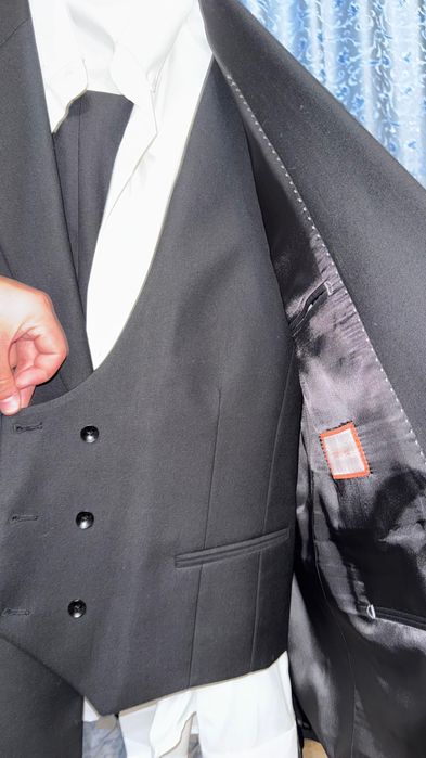 Черный костюм тройка