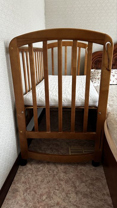 Продам детскую кровать с матрасом  от 0 до 4лет. Манеж