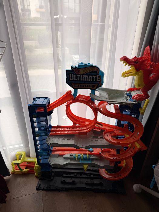 Продавам детски комплект Hot Wheels – Ultimate Garage