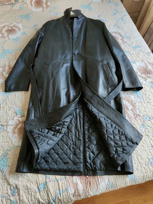 Haină nouă lungă din piele.