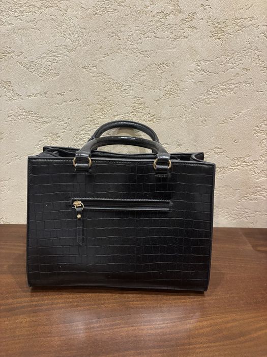 Черна кожена чанта