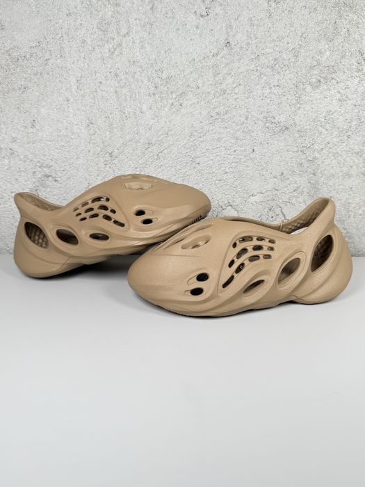 Yeezy Foam RNR Clay Taupe