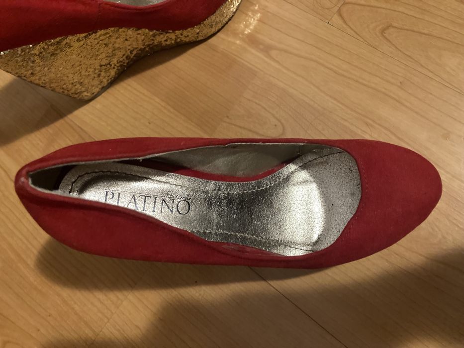 Pantofi rosii cu talpa aurie, platforme, 36