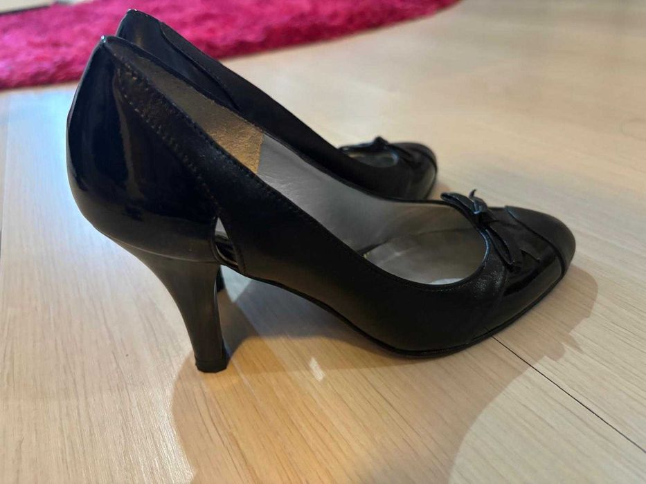 Vand pantofi cu toc, purtati de maxim 4 ori, marimea 34, toc 7 cm