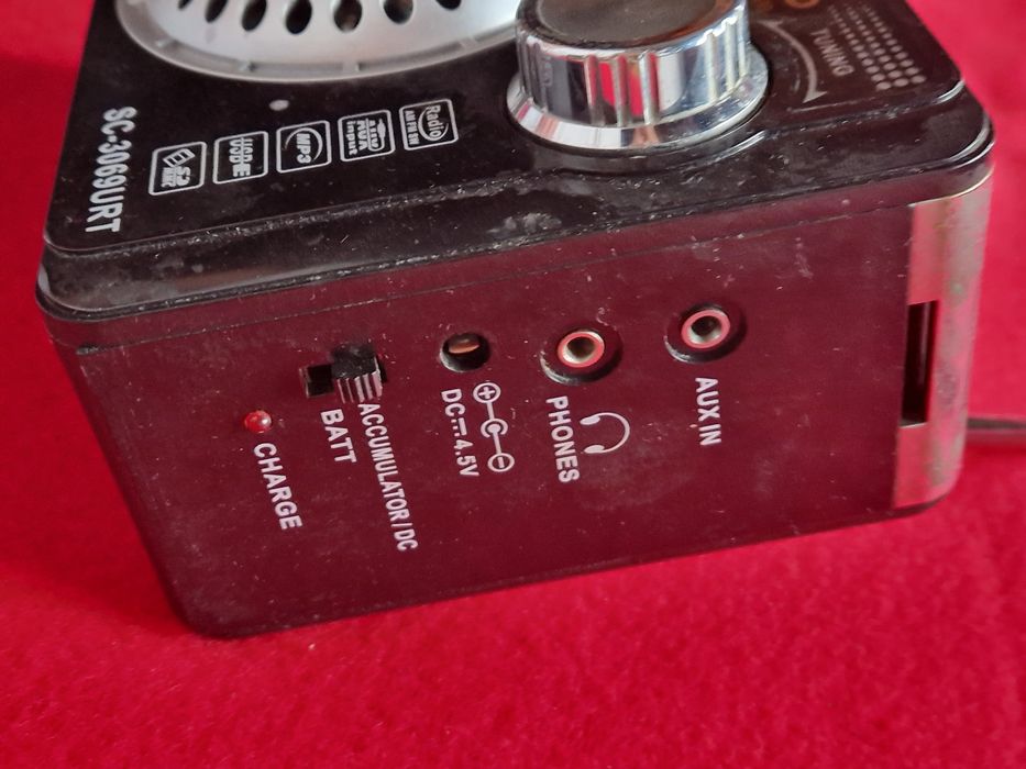 Boxa Bluetooth cu radio, lanternă,- Defectă