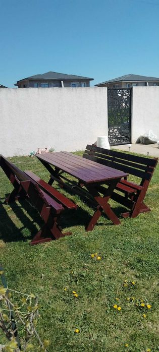 Vand masă cu două canapele