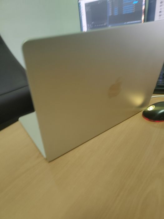 Продам Makbook M2 air 15 16/512 silver gold