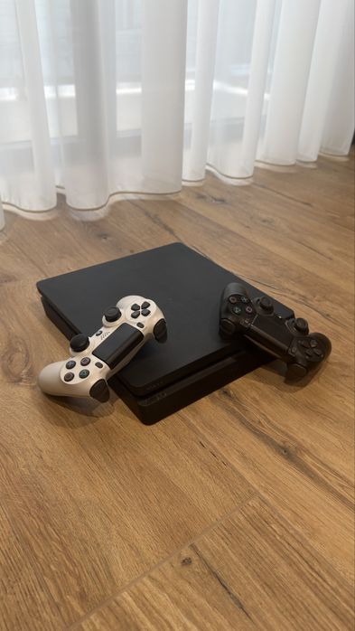 Ps 4 Slim 1TB с 2 джойстика и 6 игри
