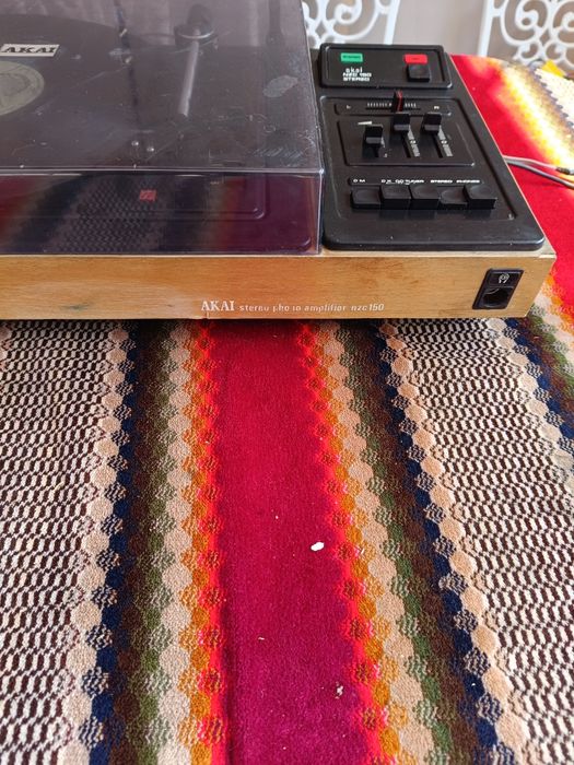 Pikup vechi fabricat de Akai și tesla