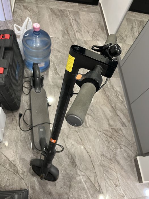 Електрическа тротинетка Xiaomi Mi Scooter Essential, Мощност на двигателя 250 W, Автономия 20 км, Максимална скорост 20 км/ч, Черен