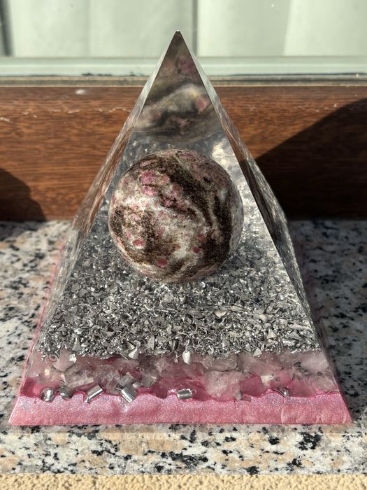 Piramida orgonica cu turmalina roz si cuart pentru atragerea iubirii