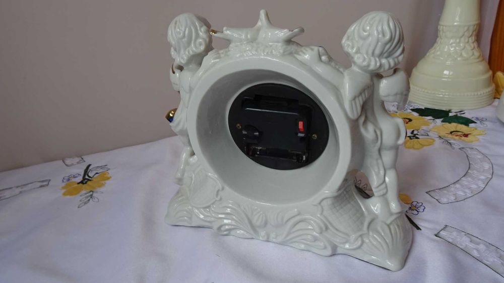 Порцеланов настолен часовник  с херувими и гълъби.