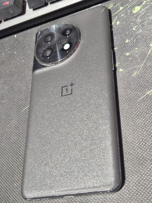 Продам OnePlus 11 16/256