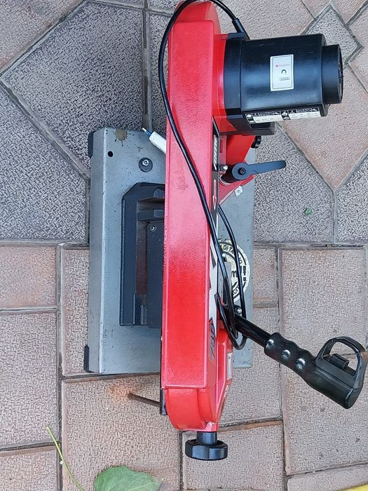 Mașina cu banda ptr. debitat fier FEMI XL 780 că și noua