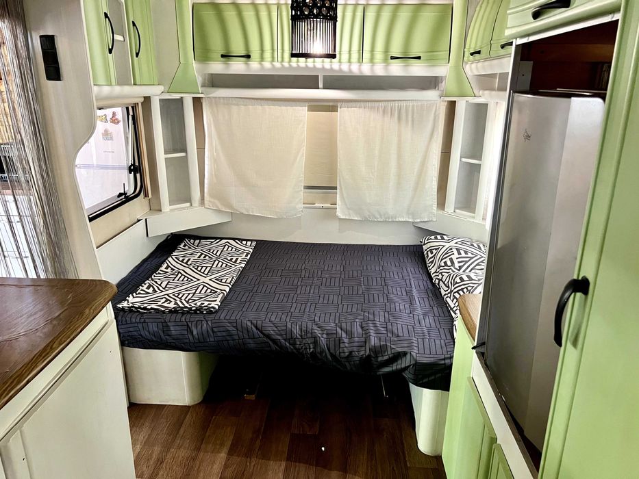 Продава се каравана с дървен навес и веранда на къмпинг „Златна Рибка“