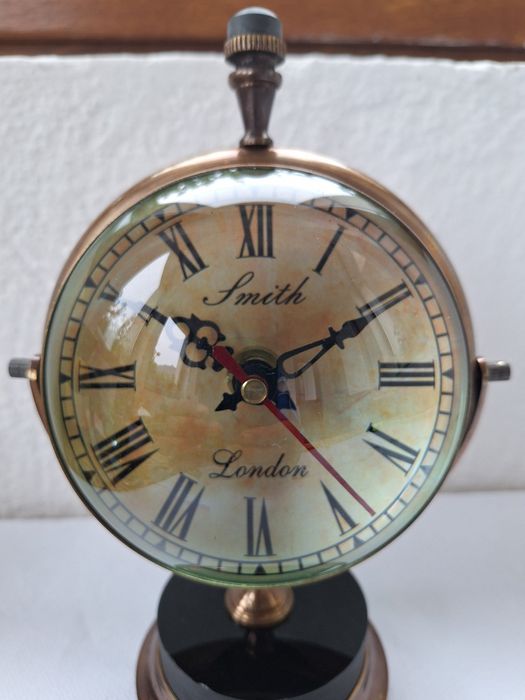 Часовник настолен бронзов с ретро дизайн 





Настолен бронзов часовн