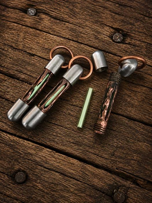 Tritium-BetaLight - Ръчно изработен Steampunk ключодържател със самосветеща тритиева ампула