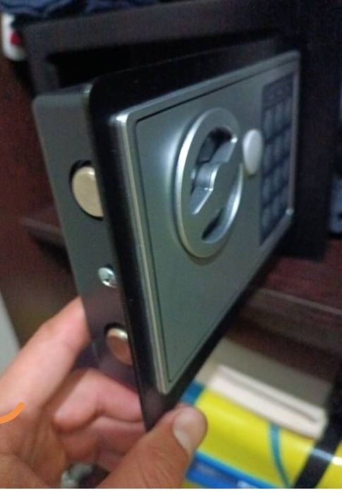 Продам маленький надёжный сейф