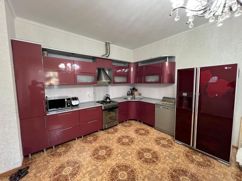 Кухонный гарнитур, вытяжка, газплитп