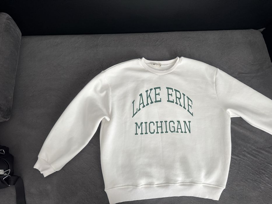 Дамски суичър в бял цвят