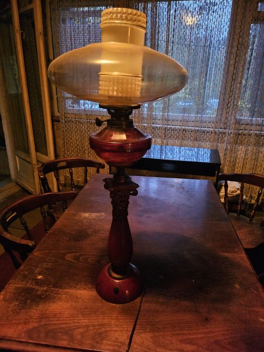 Mobilier vechi (bufet Empire, masa Brancoveneasca, lampa vintage)