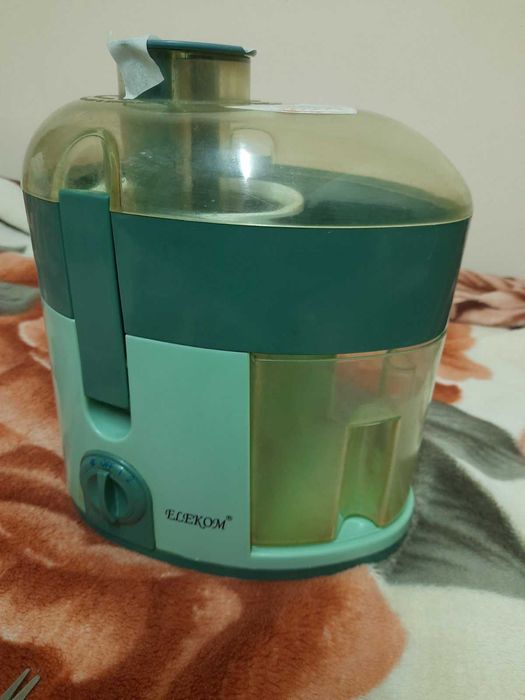 Сокоизтисквачка ELEKOM ЕК-300B в отлично състояние