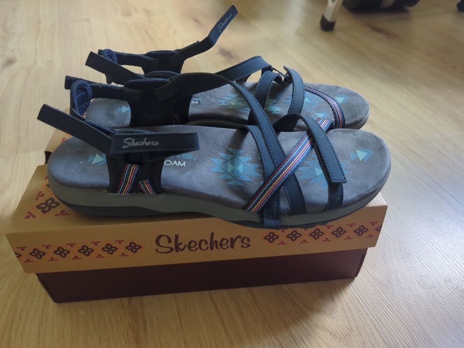 нови сандали Skechers