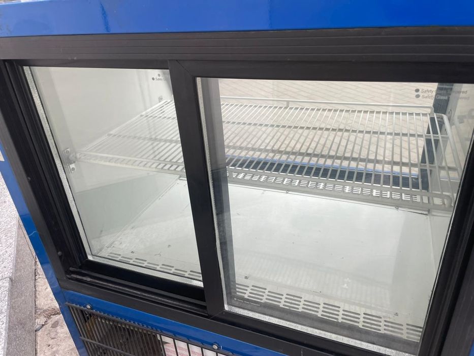 Срочно продам витринный холодильник