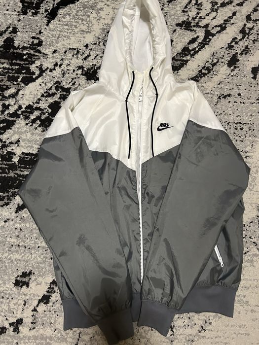 Ветровка Nike.