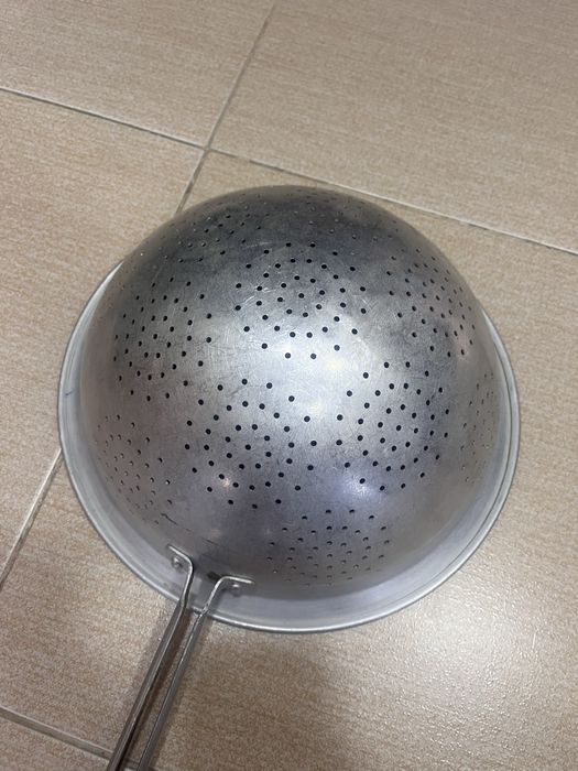 Продается эмалированный таз и алюм друшлаг