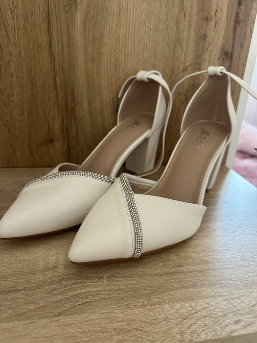 Нови бели кожени обувки