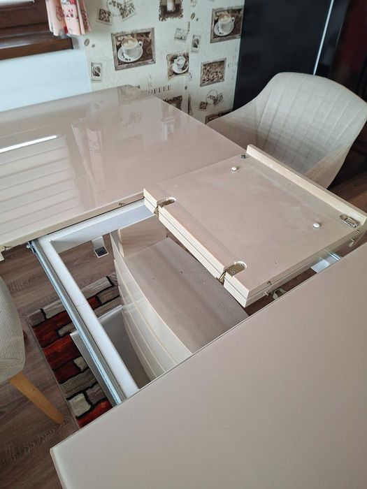 Vând masa de bucatarie  extensibila cu blat de sticla