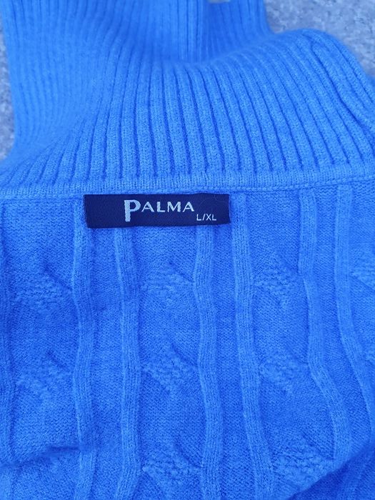 Pulover albastru pe gat