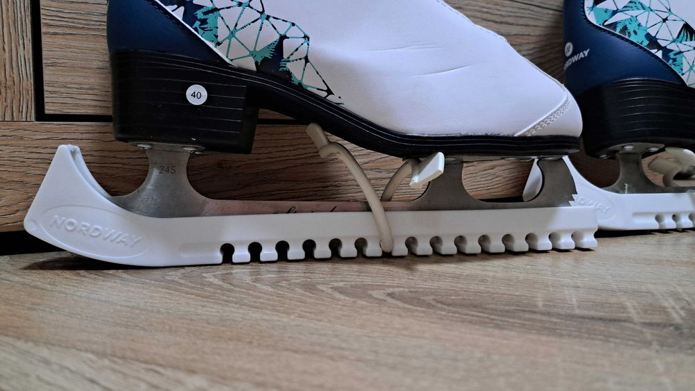 Коньки новые.Наточенные.С сумкой для них.