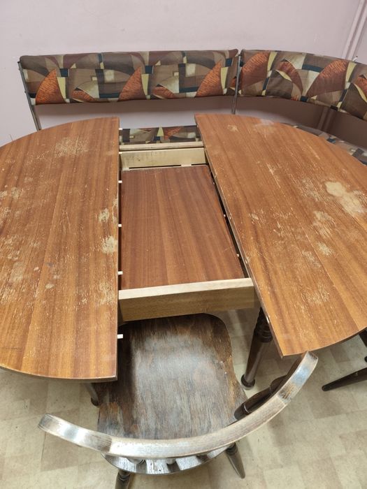 Трапезна маса и ъглов диван канапе