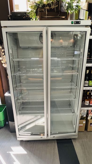 Нова хладилна витрина