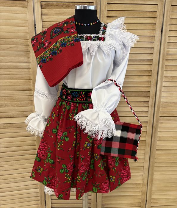 Costum popular/traditional de Maramures pentru femei autentic, complet