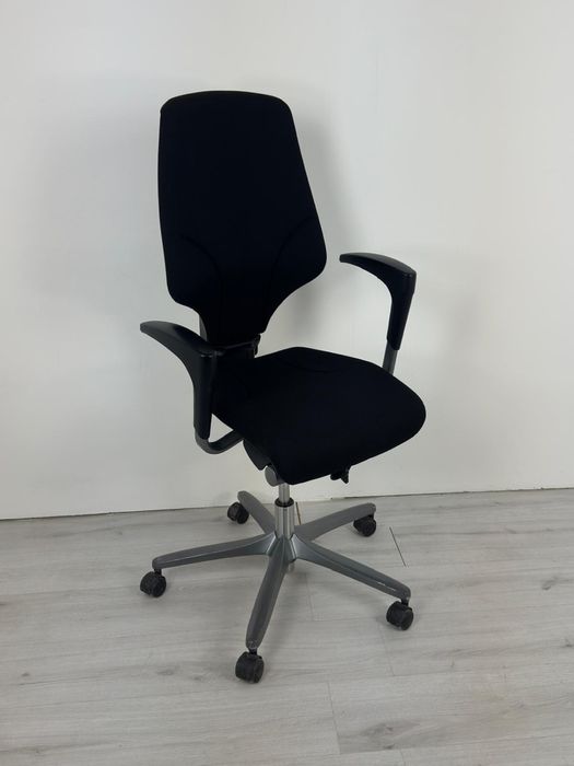 Офис стол който се отличава с висока ергономичност и комфорт,