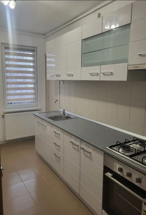 Închiriez apartament cu 2 camere
