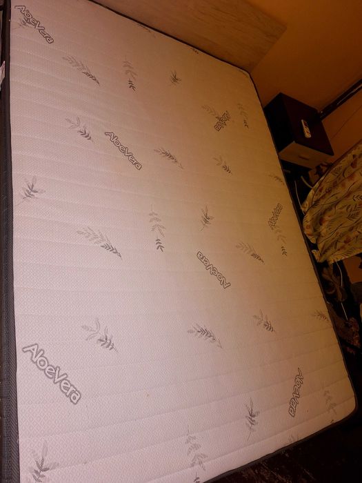 Продавам матрак + рамка