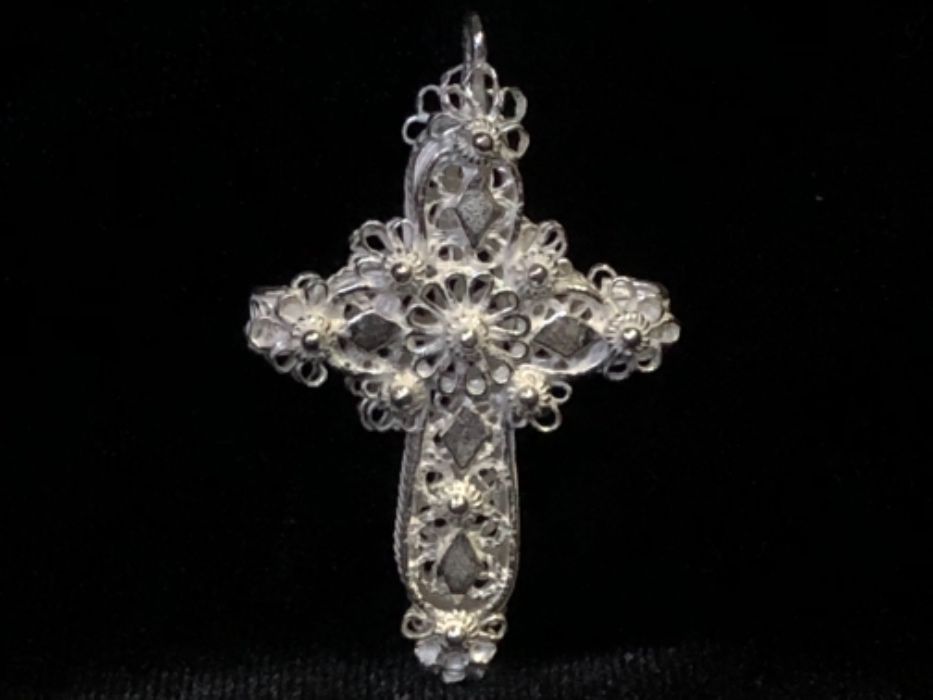 Сребърен кръст от филигран