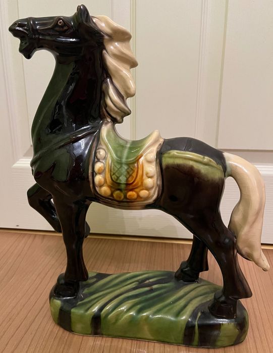 Дървена фигура -40 лв. внос от чужбина. Порцеланов кон и мелница