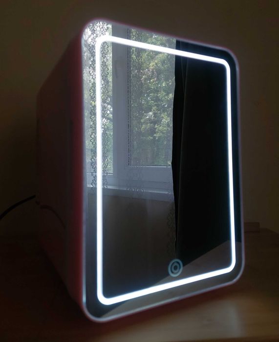 Нов мини хладилник за козметика с огледало и LED осветление