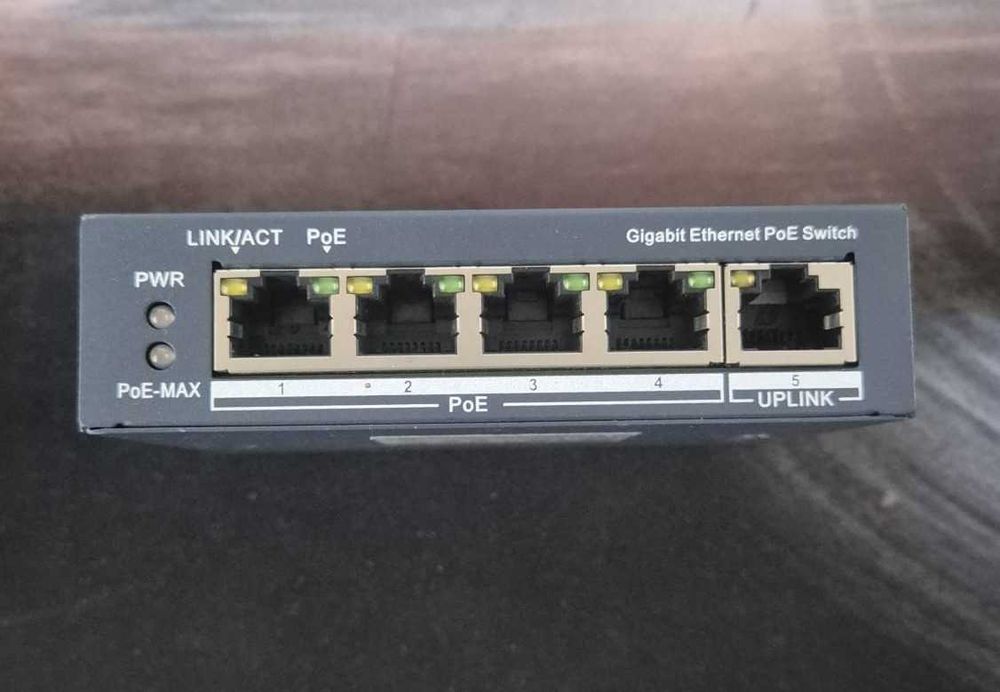 Switch PoE 4 porturi Gigabit, Hikvision DS-3E0505P-E