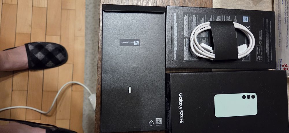 Продавам 2 броя Samsung S23FE