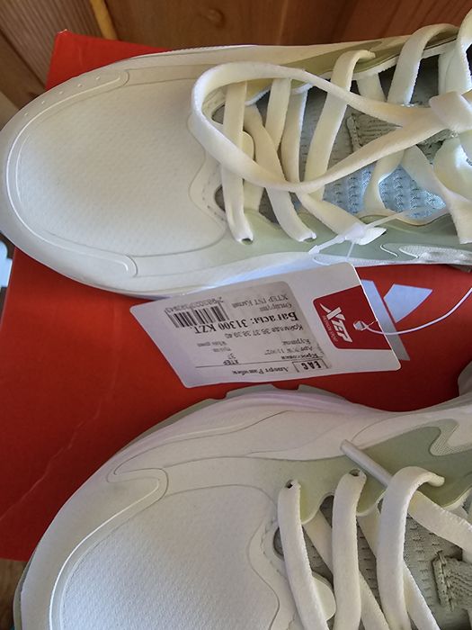 Новые женские кроссовки бренда Xtep.