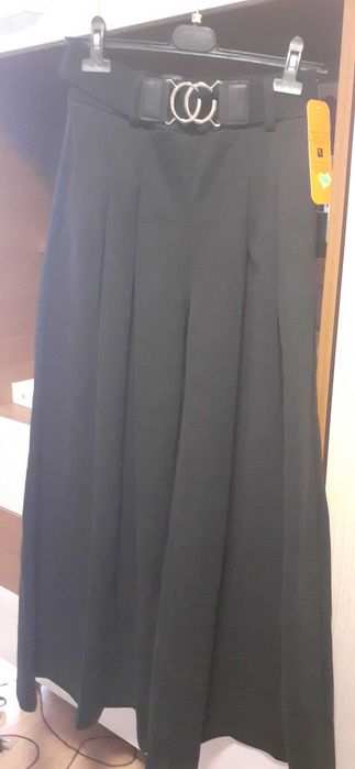 Pantaloni largi, cu buzunare