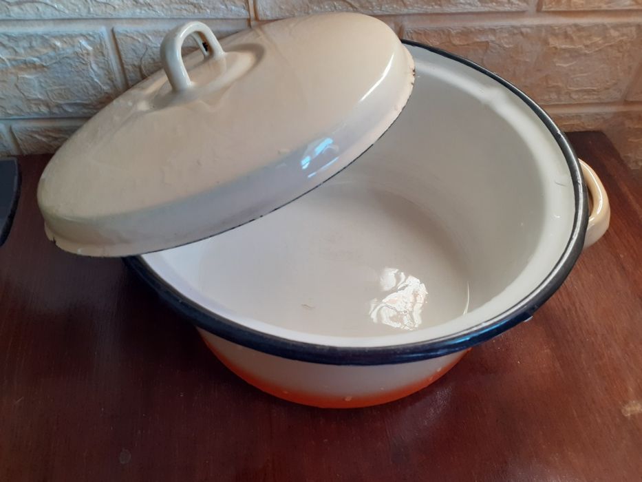 Продам кастрюлю эмалированную